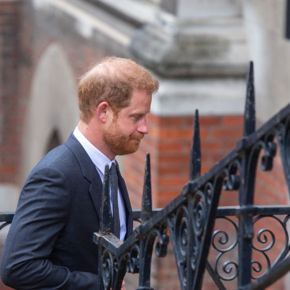 Pour rappel, le duc de Sussex estime que le Sun a violé sa vie privée

Le prince Harry, duc de Sussex, à la sortie du procès contre l'éditeur du journal "Daily Mail" à Londres, le 30 mars 2023.
© Tayfun Salci/Zuma Press/Bestimage
