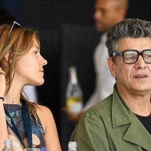 La fille de Marc Lavoine et de la designer Sarah Poniatowski multiplie les expériences prometteuses.

Exclusif - Yasmine Lavoine et son père Marc Lavoine dans l'Espace VIP lors de la 9ème édition du "Longines Paris Eiffel Jumping" au Champ de Mars à Paris, le 24 juin 2024. 

© Perusseau-Veeren/Bestimage