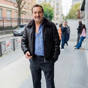 Exclusif - Gilles Lellouche arrive pour la promotion de son dernier film "Chien 51" dans les studios de NRJ pour l'émission de radio sur Camille Combal sur NRJ à Paris, France, le 13 octobre 2025. © Julien Sarkissian/Bestimage