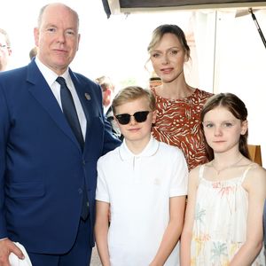 Le prince Albert II de Monaco, la princesse Charlène et le prince Jacques et la princesse Gabriella et Robert Bénéventi, maire d'Ollioules - Cérémonie d’ouverture de la 6ème édition des Rencontres des Sites Historiques Grimaldi de Monaco, et remise des Trophées aux Officiels le 14 juin 2025. LL. AA. SS. le Prince Albert II et la Princesse Charlène, accompagnés de S.A.S. le Prince héréditaire Jacques et S.A.S. la Princesse Gabriella, ont ouvert ce samedi 14 juin, à 10h00, la 6ème édition des Rencontres des Sites Historiques Grimaldi de Monaco, organisée par la Fédération éponyme.
Créé il y a dix ans, le réseau des fiefs comprend aujourd'hui plus de 80 collectivités territoriales dans l'association française et une trentaine dans l'association italienne.
Pour cette 6ème année, trois sites historiques de la Haute-Loire (Polignac, Lavoûte-sur-Loire, Saint-Pal-de-Chalencon), deux communes des Appennins (Bardi et Pompiano), Ollioules dans le Var, Villeneuve-Loubet dans les Alpes-Maritimes et Uzès dans le Gard ont été mis à l’honneur.
Après Son discours, le Souverain a remis les plaques souvenirs de cette édition aux huit maires invités, ainsi qu'aux services techniques de la commune de Monaco et aux éditions Glénat. 
L'éditeur J.Glénat a présenté, en avant-première, la nouvelle bande dessinée Monaco-l’Épopée des Grimaldi. Réalisé en collaboration avec les Archives du Palais princier, cet ouvrage est édité en français et en anglais. Ses auteurs, le scénariste A.Delalande et le dessinateur C.Fernandez, sont présents sur le village des Sites historiques, pour des séances de dédicace, jusqu'à demain dimanche de 11h00 à 13h00 et de 15h00 à 17h00.
La Famille princière a ensuite cheminé dans le Village pour un moment de partage, à la rencontre des exposants, venus nombreux honorer Sa présence. 
© Caudia Albuquerque / Bestimage