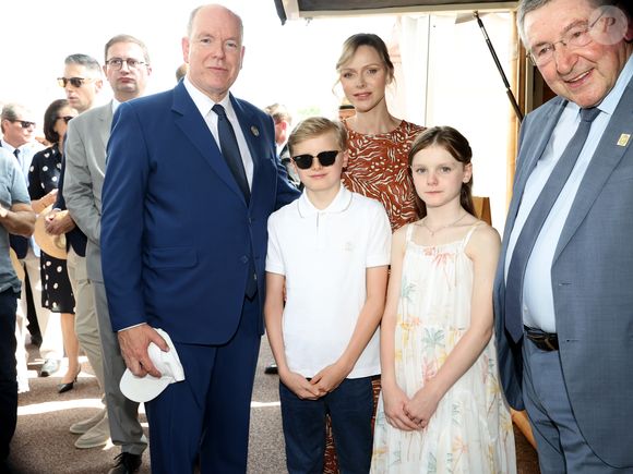 Le prince Albert II de Monaco, la princesse Charlène et le prince Jacques et la princesse Gabriella et Robert Bénéventi, maire d'Ollioules - Cérémonie d’ouverture de la 6ème édition des Rencontres des Sites Historiques Grimaldi de Monaco, et remise des Trophées aux Officiels le 14 juin 2025. LL. AA. SS. le Prince Albert II et la Princesse Charlène, accompagnés de S.A.S. le Prince héréditaire Jacques et S.A.S. la Princesse Gabriella, ont ouvert ce samedi 14 juin, à 10h00, la 6ème édition des Rencontres des Sites Historiques Grimaldi de Monaco, organisée par la Fédération éponyme.
Créé il y a dix ans, le réseau des fiefs comprend aujourd'hui plus de 80 collectivités territoriales dans l'association française et une trentaine dans l'association italienne.
Pour cette 6ème année, trois sites historiques de la Haute-Loire (Polignac, Lavoûte-sur-Loire, Saint-Pal-de-Chalencon), deux communes des Appennins (Bardi et Pompiano), Ollioules dans le Var, Villeneuve-Loubet dans les Alpes-Maritimes et Uzès dans le Gard ont été mis à l’honneur.
Après Son discours, le Souverain a remis les plaques souvenirs de cette édition aux huit maires invités, ainsi qu'aux services techniques de la commune de Monaco et aux éditions Glénat. 
L'éditeur J.Glénat a présenté, en avant-première, la nouvelle bande dessinée Monaco-l’Épopée des Grimaldi. Réalisé en collaboration avec les Archives du Palais princier, cet ouvrage est édité en français et en anglais. Ses auteurs, le scénariste A.Delalande et le dessinateur C.Fernandez, sont présents sur le village des Sites historiques, pour des séances de dédicace, jusqu'à demain dimanche de 11h00 à 13h00 et de 15h00 à 17h00.
La Famille princière a ensuite cheminé dans le Village pour un moment de partage, à la rencontre des exposants, venus nombreux honorer Sa présence. 
© Caudia Albuquerque / Bestimage