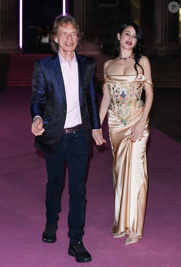 Sir Mick Jagger, Melanie Hamrick sur le tapis rose du photocall du bal du British Museum 2025 à Londres, Royaume Uni, le 18 octobre 2025. © GoffPhotos/Bestimage