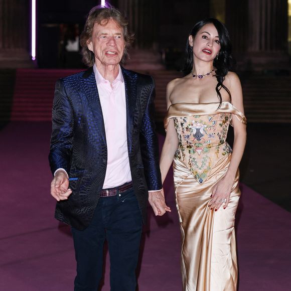 Sir Mick Jagger, Melanie Hamrick sur le tapis rose du photocall du bal du British Museum 2025 à Londres, Royaume Uni, le 18 octobre 2025. © GoffPhotos/Bestimage