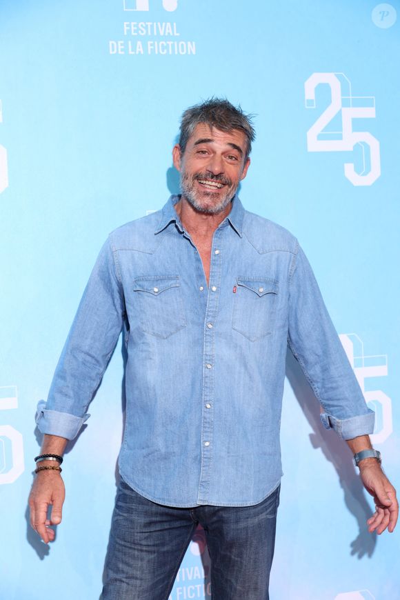 Thierry Neuvic au photocall de la mini-série "Infiltré(e)" lors de la 25ème édition du Festival de la fiction de la Rochelle, France, le 15 septembre 2023. © Denis Guignebourg/BestImage