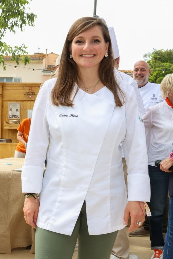 Une rencontre originale puisqu'en tant que jury exceptionnel de la saison 5 de "Top Chef", Noémie avait scellé la défaite de Quentin lors de l'épisode de "La guerre des restos".


Les Chefs à Saint-Tropez fêtent les producteurs 2026, Noémie Honiat (Jury), place des Lices à Saint-Tropez, le 3 mai 2026. pour la Battle de "la presqu'Ile flottante".

©Jean-Marc LHOMER/Bestimage.