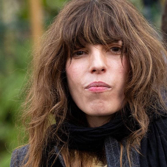 Lou Doillon est en deuil. 

Lou Doillon - Inauguration de la passerelle Jane Birkin devant les 41-43 quai de Valmy à Paris 
© Cyril Moreau / Bestimage