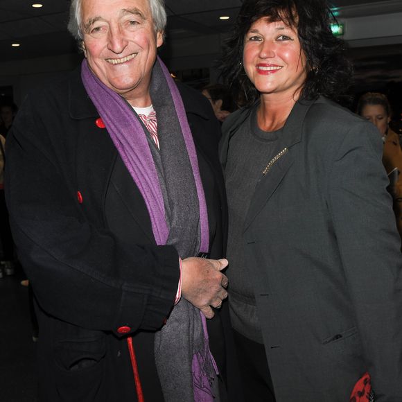 Dans son testament, Jean-Loup Dabadie a légué l'usufruit de tous ses biens à sa dernière épouse Véronique Bachet

Jean-Loup Dabadie avec sa femme Véronique Bachet - Générale du nouveau spectacle "Muriel Robin et Pof !" au Palais des Sports à Paris le 3 octobre 2019. © Coadic Guirec/Bestimage