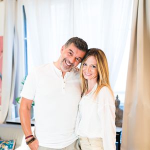 Exclusif - Stéphane Plaza et Carole Carat - Stéphane Plaza rend visite à Fabienne Carat et sa soeur Carole, dans leur appartement, à l'occasion du tournage de l'émission "Recherche appartement ou maison". Le 13 septembre 2020
© Tiziano Da Silva / Bestimage