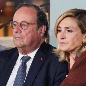 François Hollande et Julie Gayet ont été victimes d’un cambriolage à leur domicile parisien l'année dernière.

François Hollande et sa femme Julie Gayet assistent au match opposant C. Alcaraz à S. Tsitsipas lors des Internationaux de France de tennis de Roland Garros. © Jacovides-Moreau/Bestimage