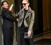 Alors qu'elle enchaînait quelques pas de danse, Céline Dion s'est retrouvée en équilibre sur une jambe avant de faire un petit saut... et de basculer en arrière.

Céline Dion acclamée par ses fans à la sortie du palace Royal Monceau à Paris, France, le 31 août 2026. © Bestimage