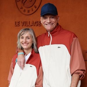 Gaëtan Roussel et sa compagne Clarisse Fieurgant au village lors des Internationaux de France de Tennis de Roland Garros 2025, à Paris, France, le 4 Juin 2025. © Jacovides-Moreau/Bestimage