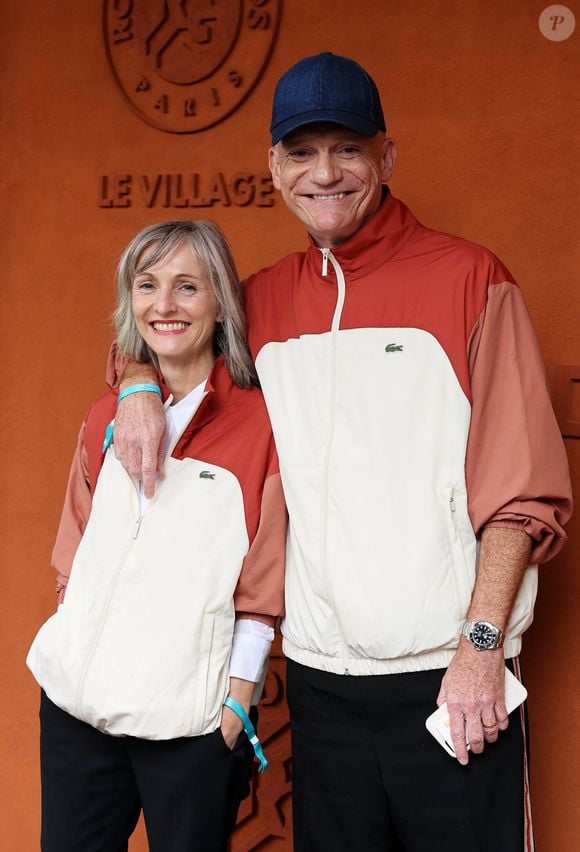 Gaëtan Roussel et sa compagne Clarisse Fieurgant au village lors des Internationaux de France de Tennis de Roland Garros 2025, à Paris, France, le 4 Juin 2025. © Jacovides-Moreau/Bestimage