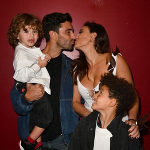 Elle explique avoir développé une relation très forte avec Gianni après avoir vécu seule avec lui pendant plusieurs années.

Rachel Legrain Trapani, son compagnon Valentin Leonard avec leurs fils Andrea et Gianni - En coulisses lors du défilé d'ouverture du Salon du Chocolat 2022 à Paris, Porte de Versailles, le 27 octobre 2022.
© Veeren / Pierre Perusseau / Bestimage