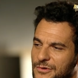 Amir, sur le plateau de 50mn Inside, avec Isabelle Ithurburu. Capture émission de TF1.