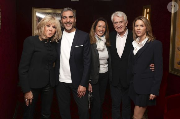Brigitte Macron, Ary Abittan, Nicole et Gilbert Coullier, Tiphaine Auzière, lors de la première du nouveau spectacle de Ary Abittan, "Ary Abittan Authentique" aux Folies Bergère à Paris, France, le 07 décembre 2025. © Jack Tribeca / Bestimage