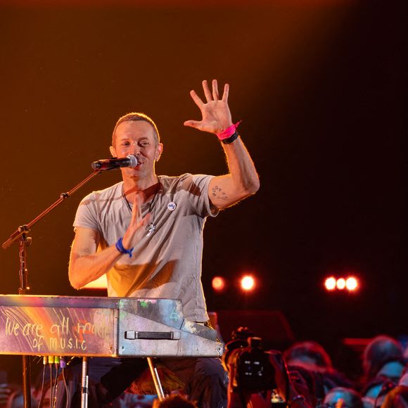 Chris Martin de Coldplay se produit sur scène lors du iHeartRadio Festival au T-Mobile Arena le 21 septembre 2024 à Las Vegas, Nevada, USA. Photo by Anne Barson/ABACAPRESS.COM