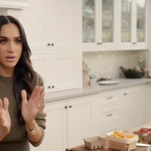 With Love, Meghan dévoilé le 4 mars dernier. 

Meghan Marker parlant de cuisine dans son nouveau show "With Love, Meghan".

Photo : Netflix & JLPPA / Bestimage