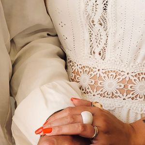 En légende d’un magnifique cliché de leur union, sur lequel nous pouvons voir leurs alliances assorties et une partie de leurs tenues, Marlène Schiappa a écrit en italien : "Avec cet anneau, je promets d’être fidèle, de t’honorer et de t’aimer chaque jour de ma vie : dans la joie et dans la douleur, dans la richesse ou la pauvreté, dans la maladie et dans la santé".

Photo du mariage de Marlène Schiappa et Matthias Savignac en Sicile (Italie) partagée le 2 août 2025 sur Instagram