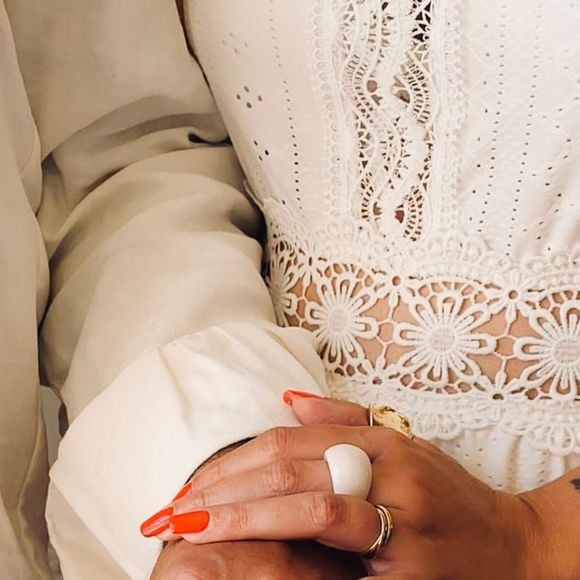 En légende d’un magnifique cliché de leur union, sur lequel nous pouvons voir leurs alliances assorties et une partie de leurs tenues, Marlène Schiappa a écrit en italien : "Avec cet anneau, je promets d’être fidèle, de t’honorer et de t’aimer chaque jour de ma vie : dans la joie et dans la douleur, dans la richesse ou la pauvreté, dans la maladie et dans la santé".

Photo du mariage de Marlène Schiappa et Matthias Savignac en Sicile (Italie) partagée le 2 août 2025 sur Instagram