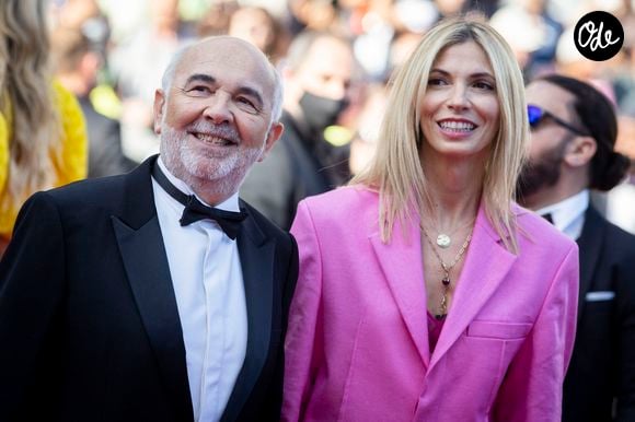 Dix ans plus tard, leur différence d'âge n'a jamais constitué un obstacle à leur histoire.

Gérard Jugnot et sa femme Patricia Campi - Montée des marches du film "Coupez !" pour la cérémonie d’ouverture du 75ème Festival International du Film de Cannes, le 17 mai 2022.

© Cyril Moreau / Bestimage