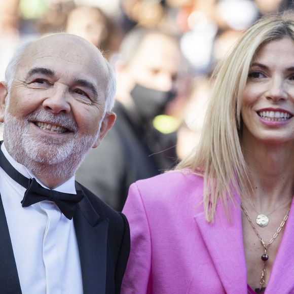 Dix ans plus tard, leur différence d'âge n'a jamais constitué un obstacle à leur histoire.

Gérard Jugnot et sa femme Patricia Campi - Montée des marches du film "Coupez !" pour la cérémonie d’ouverture du 75ème Festival International du Film de Cannes, le 17 mai 2022.

© Cyril Moreau / Bestimage
