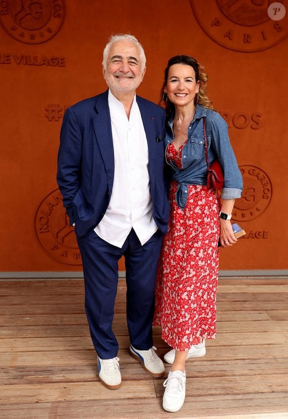A savoir Laetitia Barlerin 

Guy Savoy et sa compagne Laetitia Barlerin - Les célébrités au photocall du village lors des Internationaux de France de Tennis de Roland Garros 2026. Paris, le 31 mai 2026. © Jacovides / Bestimage