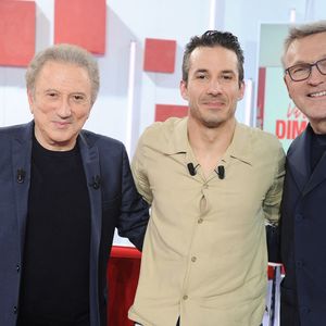 Michel Drucker, Jeremy Ferrari et Laurent Ruquier lors de l'enregistrement de l'émission "Vivement dimanche" au studio Rive Gauche, présentée par M.Drucker avec une diffusion sur France 3 le 8 mars 2026, à Paris, France, le 25 février 2026. © Guillaume Gaffiot/Bestimage