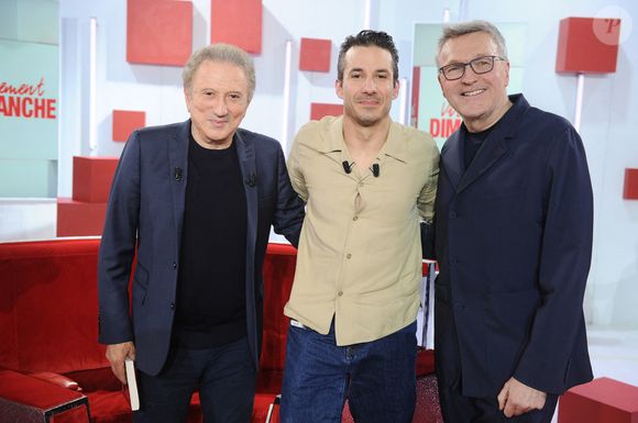 Michel Drucker, Jeremy Ferrari et Laurent Ruquier lors de l'enregistrement de l'émission "Vivement dimanche" au studio Rive Gauche, présentée par M.Drucker avec une diffusion sur France 3 le 8 mars 2026, à Paris, France, le 25 février 2026. © Guillaume Gaffiot/Bestimage