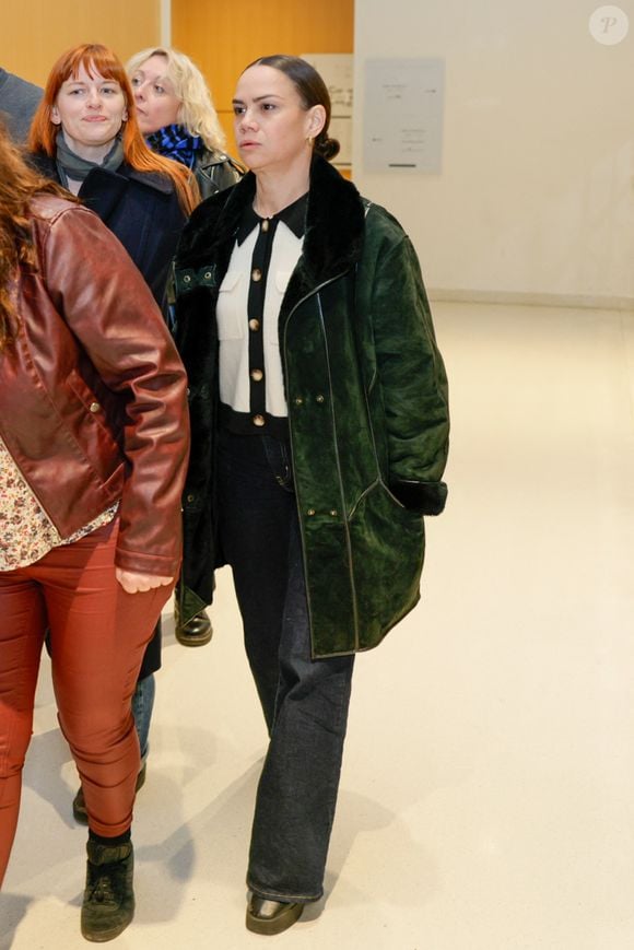 Exclusif - La plaignante Caroline Barel (chimiste blanc) lors de la deuxième suspension d'audience de son procès, pour atteinte sexuelle, pour avoir mordu, à deux reprises, les fesses de sa collaboratrice chez Chérie FM en 2015, Caroline Barel, au tribunal correctionnel de Paris, France, le 9 décembre 2025. 
© Julien Sarkissian/Bestimage