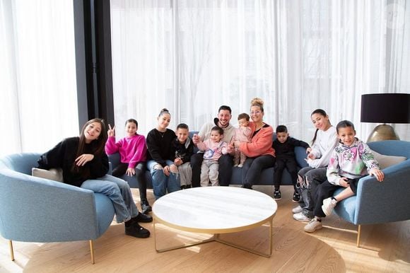 Mjih et Ali resteront au sous-sol, tandis que les autres se répartiront entre l’étage et la dépendance. De quoi permettre à chacun de mieux vivre au sein de cette maison XXL.
Emilie et Franck Fanich en compagnie de leurs 9 enfants sur Instagram.