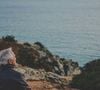 La science montre que notre quotidien est rythmé par des facilitateurs de liens : des rendez-vous réguliers, des centres d'intérêt partagés sur le moment, des discussions pour combler le temps, une proximité physique obligatoire. 

Photo prise par Katarzyna Grabowska