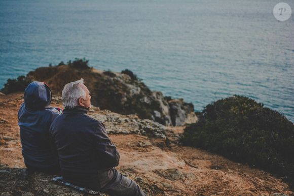 La science montre que notre quotidien est rythmé par des facilitateurs de liens : des rendez-vous réguliers, des centres d'intérêt partagés sur le moment, des discussions pour combler le temps, une proximité physique obligatoire. 

Photo prise par Katarzyna Grabowska