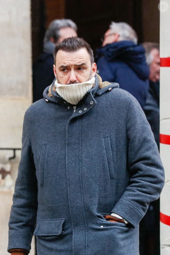 Cyril Lignac à la sortie des obsèques de Jean-Luc Petitrenaud dans l'église Saint-Pierre-du-Gros-Caillou à Paris, France, le 17 janvier 2025. © Christophe Clovis/Bestimage