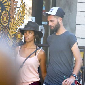 Benoît Paire et sa compagne Shy'm se promènent dans les rues de Brooklyn à New York.