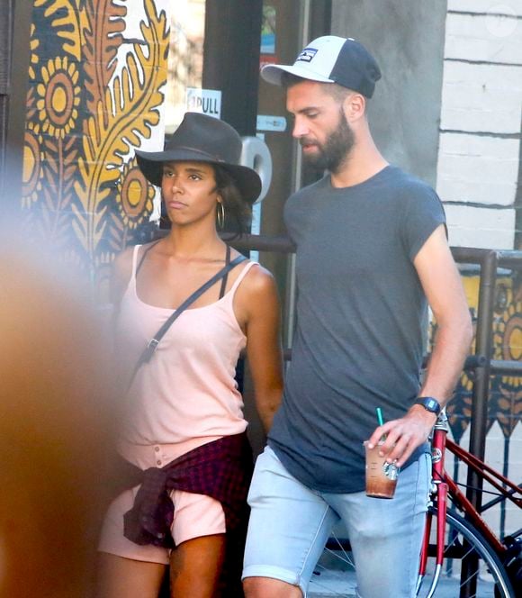 Benoît Paire et sa compagne Shy'm se promènent dans les rues de Brooklyn à New York.