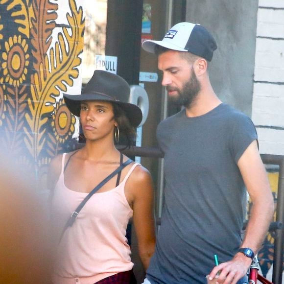 Benoît Paire et sa compagne Shy'm se promènent dans les rues de Brooklyn à New York.