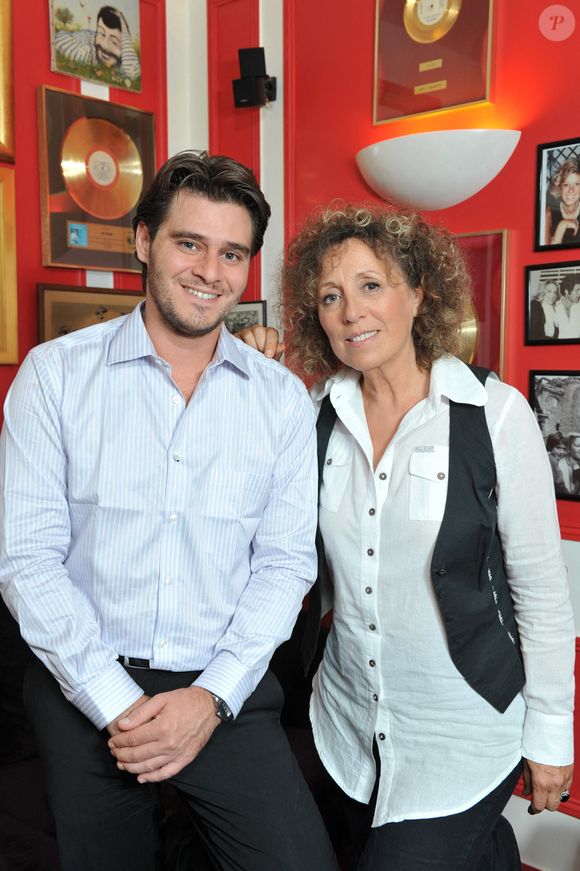 Mireille Dumas et Julien Dassin en séance photo pour l'enregistrement de 'Vie Privée Vie Publique' le 20 septembre 2012 à Paris, France. Photo Max Colin/Abaca