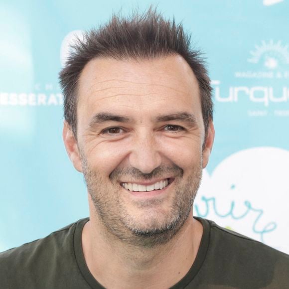 Cyril Lignac lors d'un tournoi de pétanque  place des Lices organisé par le magazine Turquoise pour l'association Sourire à la vie à Saint-Tropez le 10 août 2022.
© Jack Tribeca / Bestimage