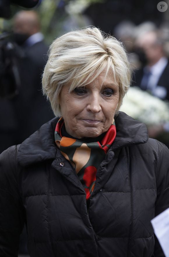 Sur la Toile ou à l'antenne, la célèbre présentatrice météo de TF1 ne cesse dénoncer les conséquences du réchauffement climatique.

Evelyne Dheliat - Sorties des obsèques de Jean-Pierre Pernaut en la Basilique Sainte-Clotilde à Paris, France, le 9 mars 2022. © Denis Guignebourg/BestImage