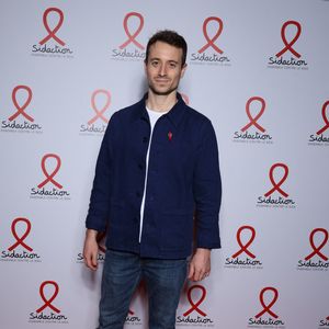 Hugo Clément - Photocall de la soirée de lancement du "Sidaction" au théâtre Edouard VII à Paris le 4 mars 2024. © Denis Guignebourg/Bestimage