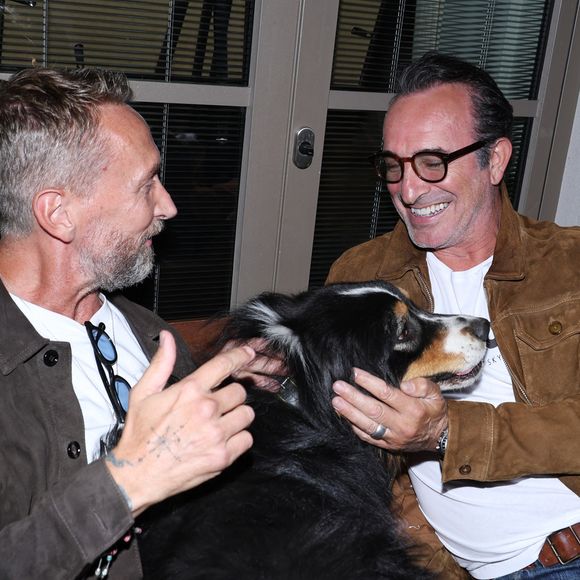 L'acteur français oscarisé Jean Dujardin était notamment présent, tout comme l'humoriste de RTL et France 2 Philippe Caverivière

Jean Dujardin, Philippe Caverivière et son chien Virgil - Vernissage de l'exposition photos et du livre "La Boxe fait son cinéma" à l’hôtel Brach à Paris le 23 Septembre 2025. © Denis Guignebourg/Bestimage