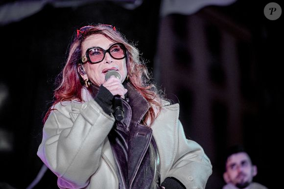 "Ils ne sont pas très féministes, vous savez, il n’y a que trois femmes sur quinze artistes…"

Julie Pietri à l'occasion de la 12ème édition du festival solidaire Soupe en Scène, mené par le chef Fabrice Bonnot au profit de l'association Notre Dame des Sans Abri sur la place de la République à Lyon, France, le 29 novembre 20224. © PsNewZ/Bestimage