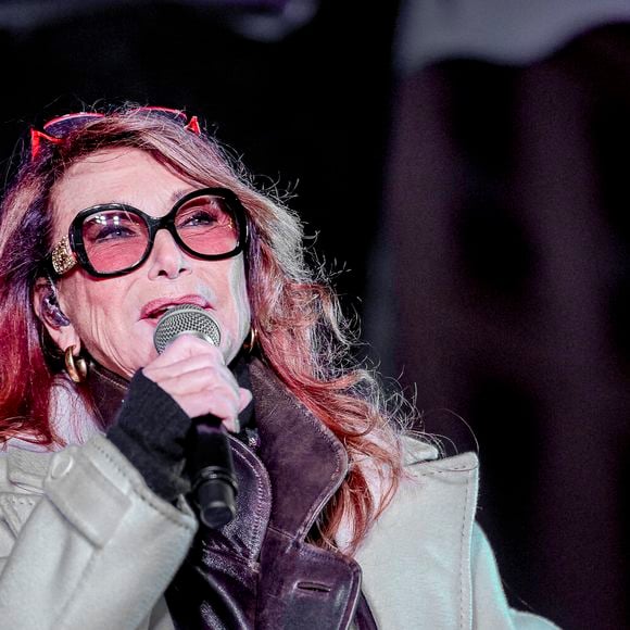 "Ils ne sont pas très féministes, vous savez, il n’y a que trois femmes sur quinze artistes…"

Julie Pietri à l'occasion de la 12ème édition du festival solidaire Soupe en Scène, mené par le chef Fabrice Bonnot au profit de l'association Notre Dame des Sans Abri sur la place de la République à Lyon, France, le 29 novembre 20224. © PsNewZ/Bestimage