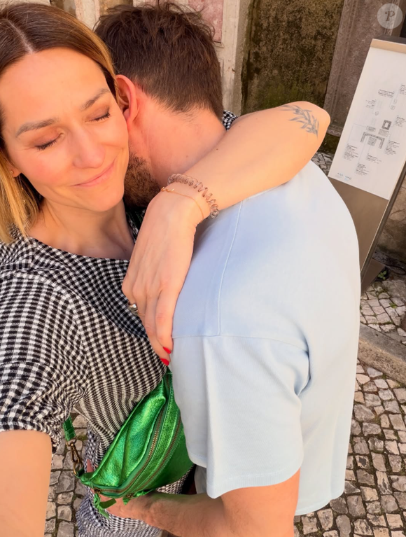 Radieuse, les yeux fermés et le sourire aux lèvres... C'est ainsi que Laure Larrory s'est dévoilée sur Instagram ce mercredi 20 mai. Le tout, dans les bras d'un homme qui l'enlace tendrement et dont le visage reste soigneusement blotti contre son cou. 

Laure Larrory (Mariés au premier regard) sur Instagram