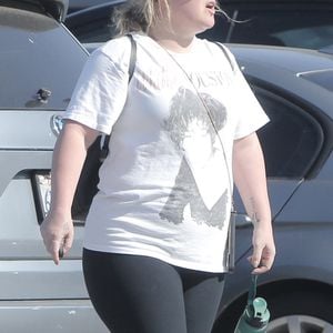 Exclusif - Kelly Clarkson, 40 ans, emmène ses enfants River, 7 ans, et Remington, 6 ans, pique-niquer et jouer au foot le week-end de la fête des mères à Los Angeles, le 7 mai 2022. 
Crédit : Coleman-Rayner / Bestimage