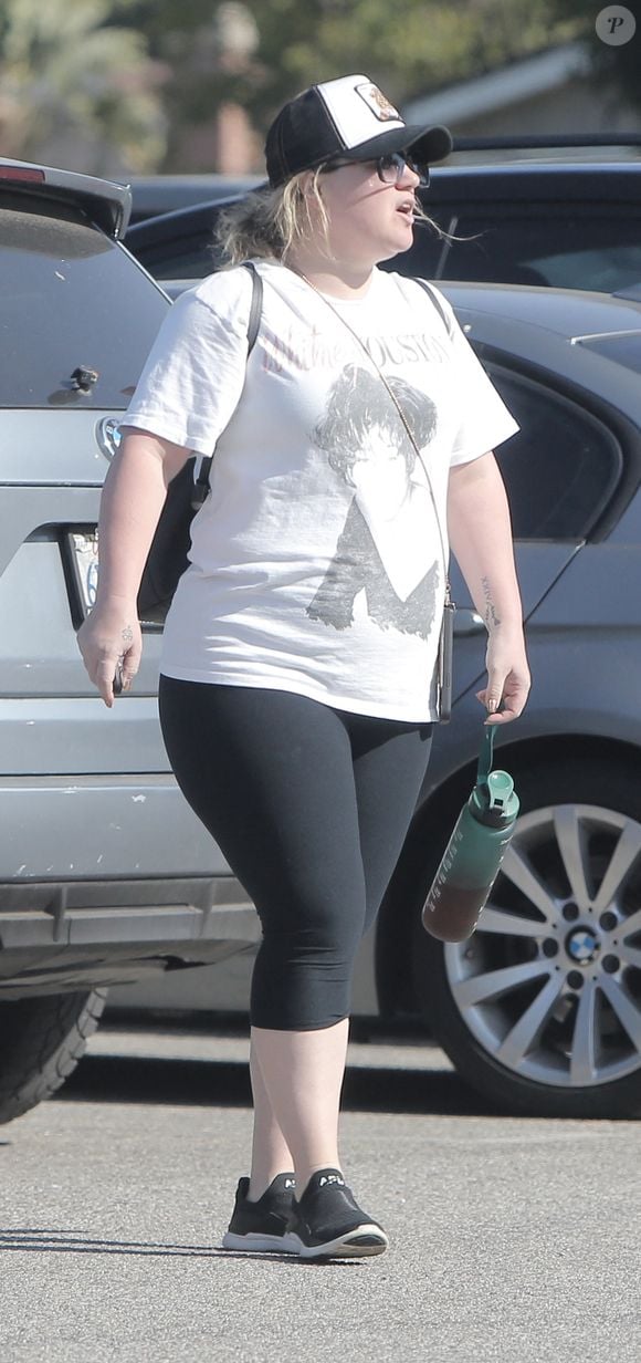 Exclusif - Kelly Clarkson, 40 ans, emmène ses enfants River, 7 ans, et Remington, 6 ans, pique-niquer et jouer au foot le week-end de la fête des mères à Los Angeles, le 7 mai 2022. 
Crédit : Coleman-Rayner / Bestimage