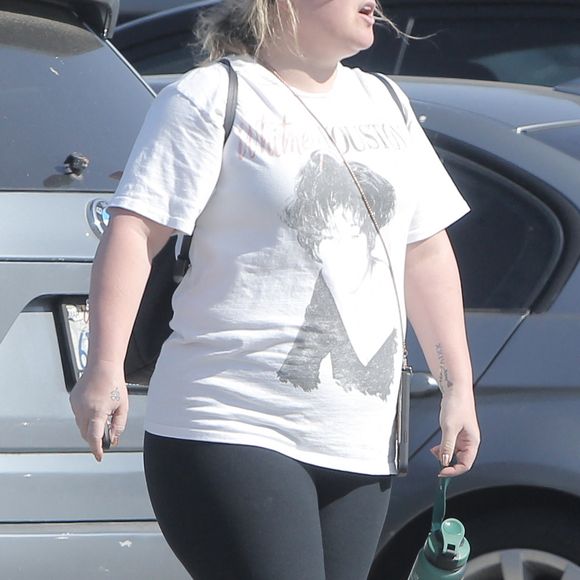 Exclusif - Kelly Clarkson, 40 ans, emmène ses enfants River, 7 ans, et Remington, 6 ans, pique-niquer et jouer au foot le week-end de la fête des mères à Los Angeles, le 7 mai 2022. 
Crédit : Coleman-Rayner / Bestimage