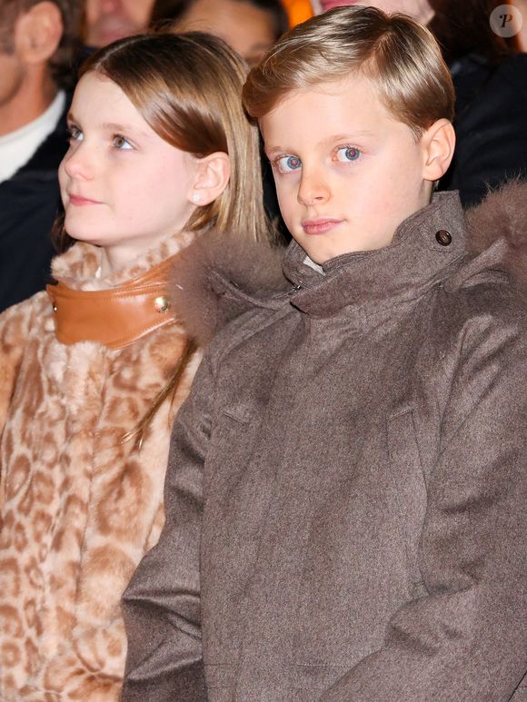 Le prince Albert II de Monaco, la princesse Charlene, leurs enfants, la princesse Gabriella et le prince héréditaire Jacques ont inauguré le marché de Noël sur le port Hercule à Monaco, le 5 décembre 2025. © Claudia Albuquerque/Bestimage