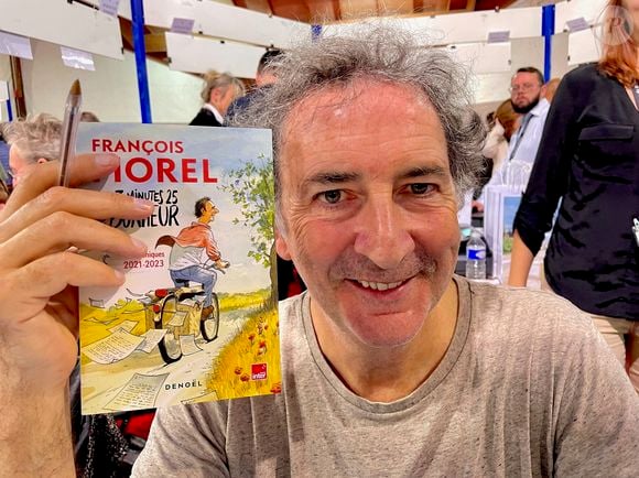 François Morel lors de la 41ème Foire du Livre de Brive dans La Halle Brassens, à Brive-la-Gaillarde, France, le 11 novembre 2023. © Fabien Faure/Bestimage