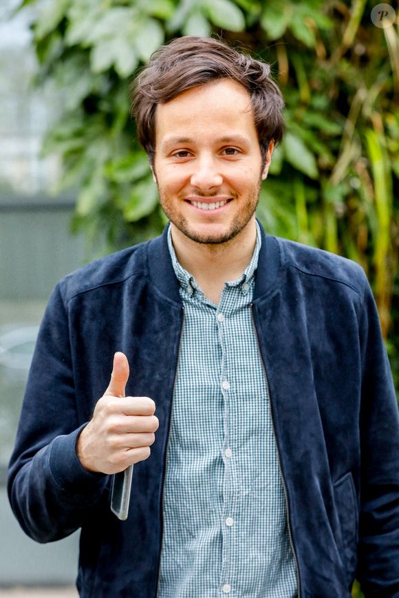 Son public peut s’attendre à le retrouver prochainement sur scène, avec un artiste ressourcé et inspiré par son projet dans la forêt.

Vianney Bureau à la sortie de l'enregistrement de l'émission "Vivement Dimanche Prochain" au studio Gabriel à Paris, France, le 26 mars 2021, présentée par Michel Drucker et diffusée le 11 avril 2021. © Christophe Clovis/Bestimage